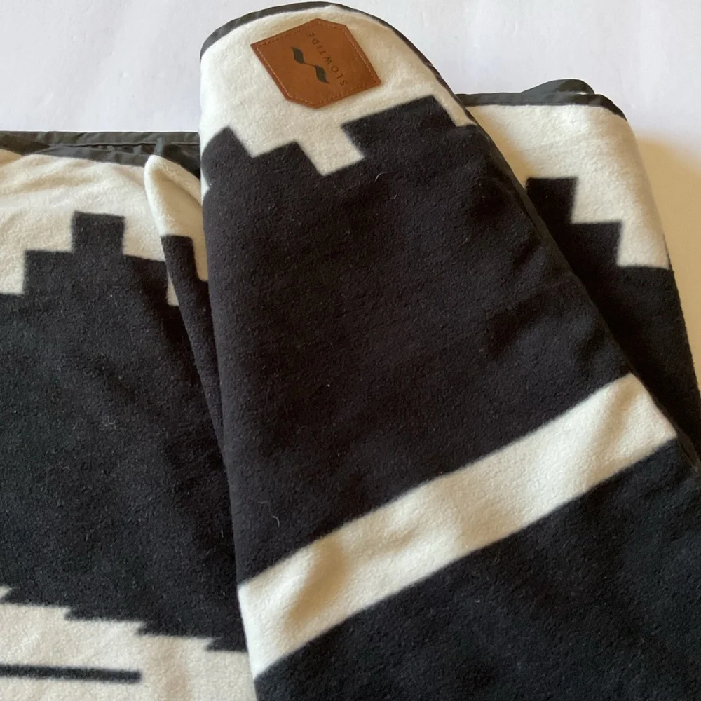 SLOWTIDE JERICHO FLEECE CAMP BLANKET TRIBAL PRINT IN BLACK AND WHITE NWOT
